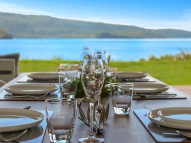 Mana Sarovar - Designer Lake Tarawera Holiday Home
