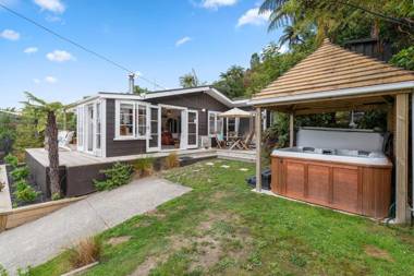 Kiwiana Bach - Lake Tarawera Holiday Home