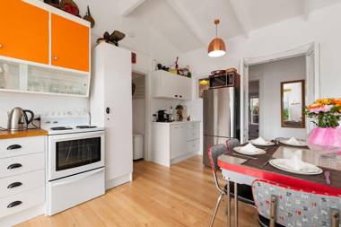 Kiwiana Bach - Lake Tarawera Holiday Home