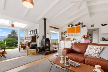 Kiwiana Bach - Lake Tarawera Holiday Home