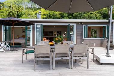 Winstone Cottage - Waterfront Lake Tarawera Holiday Home