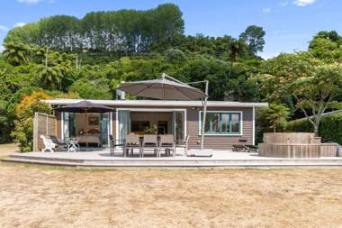 Winstone Cottage - Waterfront Lake Tarawera Holiday Home