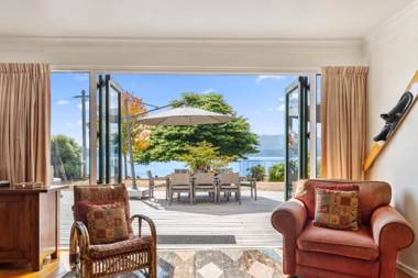 Winstone Cottage - Waterfront Lake Tarawera Holiday Home