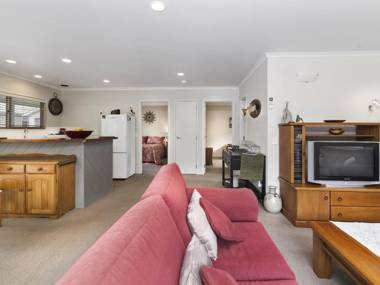 Rainbow Cottage - Lake Tarawera Cottage