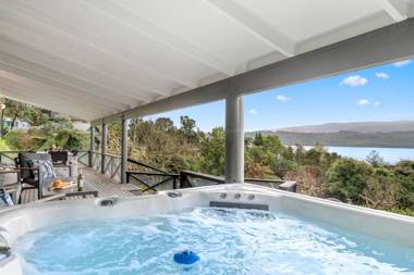 Splendour on Spencer - Lake Tarawera Holiday Home