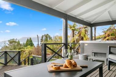 Splendour on Spencer - Lake Tarawera Holiday Home