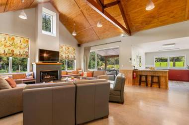 The Red Barn - Lake Okareka Holiday Home