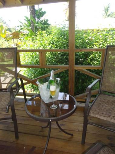 J and H Garden Cabinas