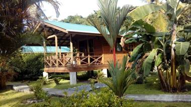 J and H Garden Cabinas