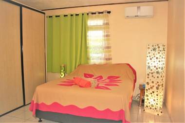 TAHITI - Sanny's Place Room & Pool