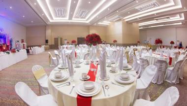 Golden Peak Hotel & Suites