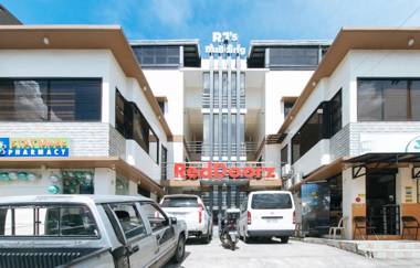 RedDoorz Hostel near Lyceum University Gen Trias Cavite - Vaccinated Staff