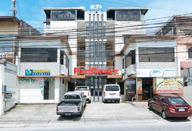 RedDoorz Hostel near Lyceum University Gen Trias Cavite - Vaccinated Staff