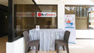 RedDoorz Hostel near Lyceum University Gen Trias Cavite - Vaccinated Staff
