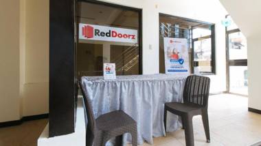 RedDoorz Hostel near Lyceum University Gen Trias Cavite - Vaccinated Staff