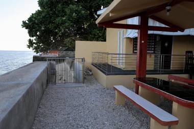 Luzmin BH - Beachfront Cottages