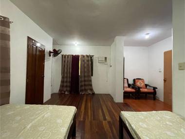 OYO 796 Southpoint Hostel And Restobar