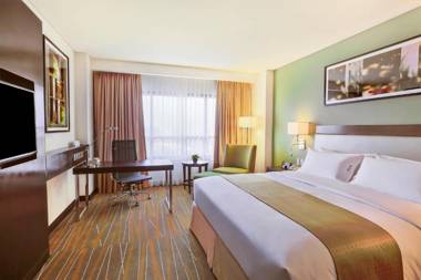 Holiday Inn & Suites Makati an IHG Hotel