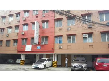 Vaccinated Staff - OYO 882 City Stay Inns Makati City Hall