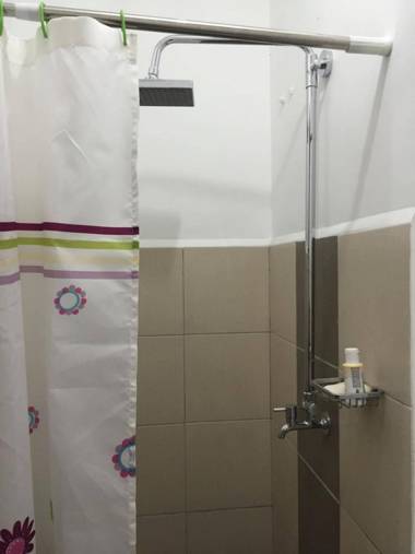 Cheap Condo Stay (Read Description Before Booking)