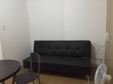 Cheap Condo Stay (Read Description Before Booking)