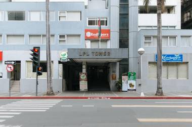 RedDoorz Premium near Greenbelt Makati - Vaccinated Staff