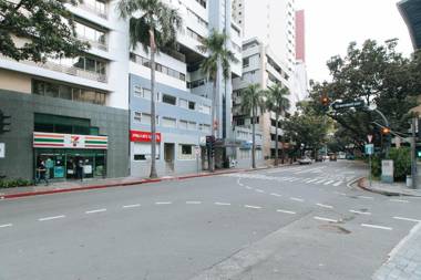 RedDoorz Premium near Greenbelt Makati - Vaccinated Staff