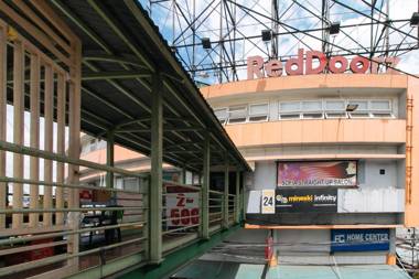 RedDoorz Plus at EDSA Congressional - Vaccinated Staff