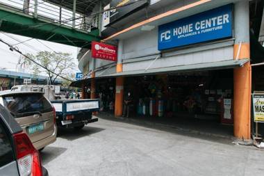 RedDoorz Plus at EDSA Congressional - Vaccinated Staff