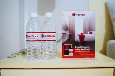 RedDoorz at Samat Mandaluyong - Vaccinated Staff