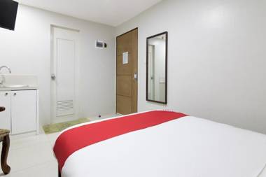 Vaccinated Staff - OYO 152 Sangco Condotel