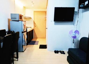 Shaz’s Mplace South Triangle Charming Condo Unit