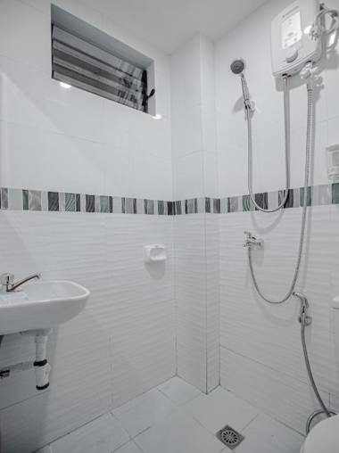 Vaccinated Staff - OYO 605 The Quarters