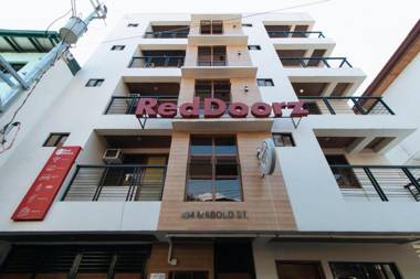 RedDoorz Plus near BGC Mall - Vaccinated Staff