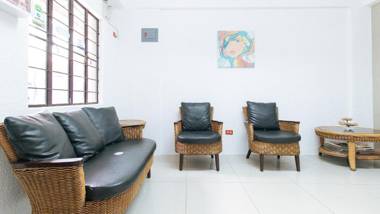 RedDoorz near Tambo Quirino Avenue - Vaccinated Staff