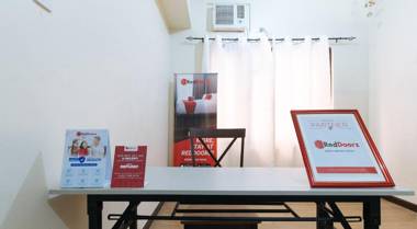 RedDoorz @ Malibu Room BF International Las Pinas