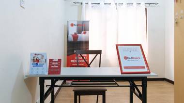 RedDoorz @ Malibu Room BF International Las Pinas