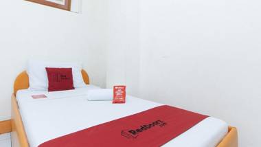 RedDoorz @ Malibu Room BF International Las Pinas