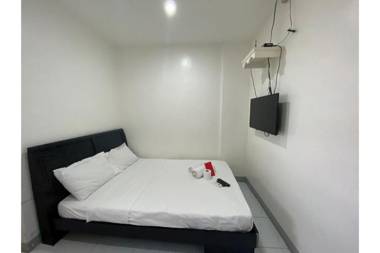 OYO 896 Silverio Suites