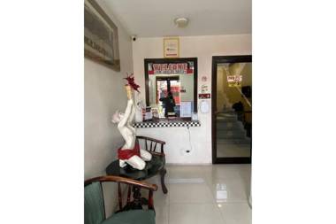 OYO 896 Silverio Suites