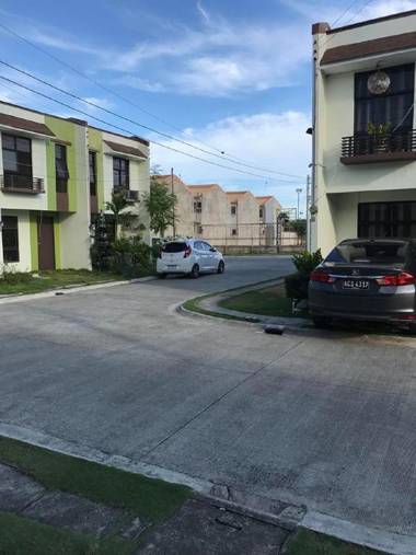 Haus of Emerald by JeYo