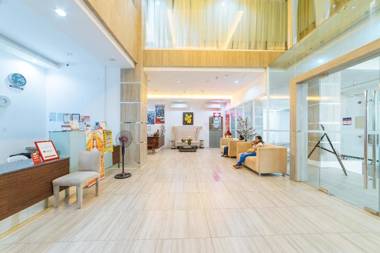 RedDoorz Plus near Gaisano Mall Kalibo - Vaccinated Staff