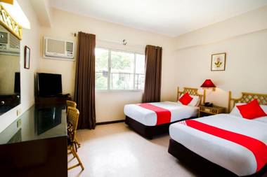 Vaccinated Staff - OYO 414 Humberto's Hotel