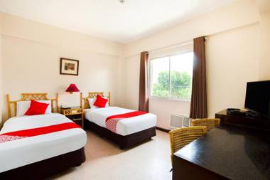 Vaccinated Staff - OYO 414 Humberto's Hotel