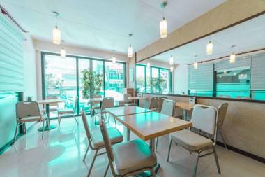 RedDoorz Plus @ Poblacion District Davao