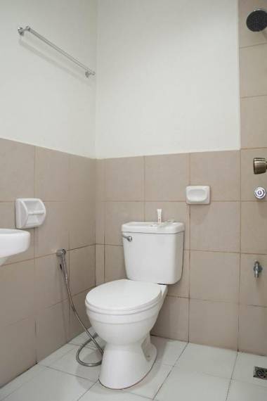 OYO 163 Goldentown Hotel And Residences