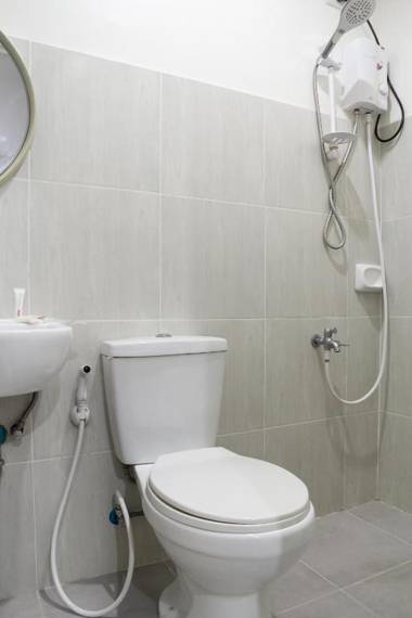 Vaccinated Staff - OYO 165 Circle-b Apartelle & Suites