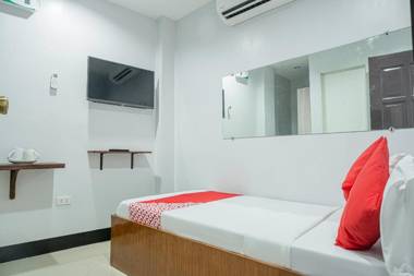 Vaccinated Staff - OYO 711 Goff's Place