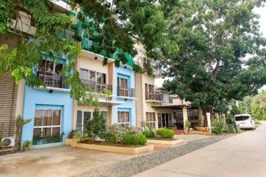 OYO 402 Royale Parc Hotel Vaccinated Staff