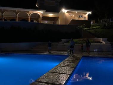 Hillview Apt w/ Pool Access - Free Wifi Cable TV